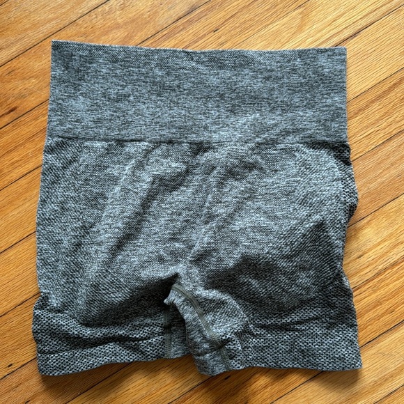 Scrunch Butt Contour Shorts - Picture 2 of 2